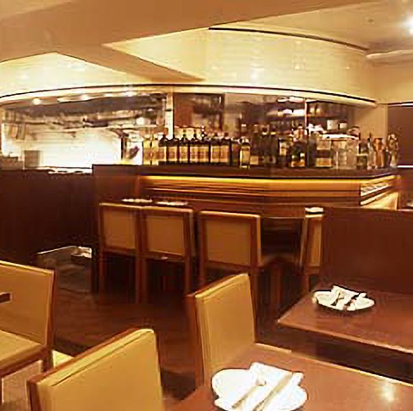 新宿三丁目にひっそりと佇む、大人の隠れ家居酒屋。柔らかい灯りが席を包み、近すぎず遠すぎない絶妙な距離感を演出します。デートや誕生日、記念日の特別な時間にふさわしい静かで落ち着いた雰囲気。旬の刺身とやさしい創作和食が、大切な人とのひとときをより美しく彩る和ビストロです。