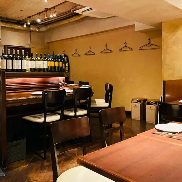 落ち着いた灯りと深い色調に包まれた、新宿三丁目の大人の隠れ家居酒屋。店内の静かさとミニマルな内装が、旬の刺身や創作和食の鮮やかさをより引き立てます。料理・空間・灯りが自然に調和した和ビストロとして、特別な夜を上品に演出。ゆっくり過ごしたい大人に選ばれる一軒です。