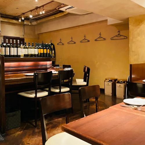 <p>落ち着いた灯りと深い色調に包まれた、新宿三丁目の大人の隠れ家居酒屋。店内の静かさとミニマルな内装が、旬の刺身や創作和食の鮮やかさをより引き立てます。料理・空間・灯りが自然に調和した和ビストロとして、特別な夜を上品に演出。ゆっくり過ごしたい大人に選ばれる一軒です。</p>