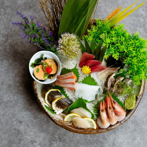 旬の刺身と創作和食が映える、大人の隠れ家和ビストロ。