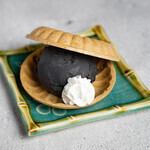 黒胡麻もなかアイス