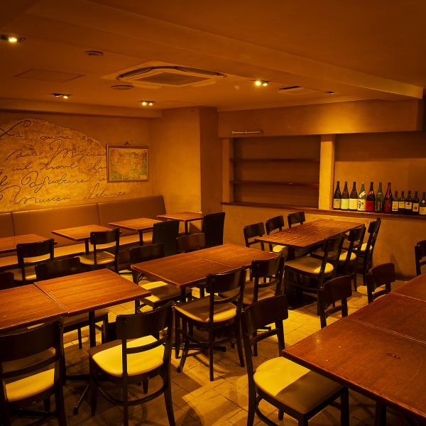 落ち着いた灯りと深い色調に包まれた、新宿三丁目の大人の隠れ家居酒屋。静けさを感じる店内と余白のある内装が、旬の刺身や創作和食の美しさをより引き立てます。料理・空間・灯りが自然に調和し、デートや誕生日、少人数での会食にもふさわしい上品な雰囲気に。ゆっくり過ごしたい大人に選ばれる一軒です。