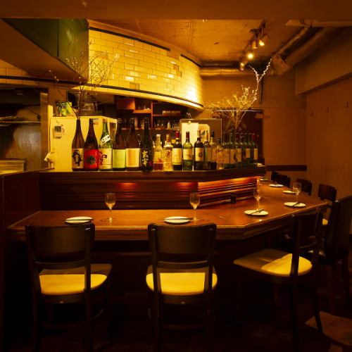 <p>新宿三丁目にひっそりと佇む、大人の隠れ家居酒屋。柔らかな灯りが席を包み、近すぎず遠すぎない絶妙な距離感を演出します。デートや誕生日、記念日の特別な時間にふさわしい、静かで落ち着いた雰囲気。旬の刺身とやさしい創作和食が、大切な人とのひとときをより美しく彩ります。</p>