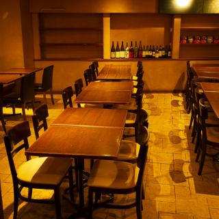 ゆったりと寛げる、テーブル席中心の和ビストロ空間。店内はテーブル席を中心に構成され、ゆったりとした配置が大人の時間を心地よく演出します。温もりある木の質感と柔らかな照明が、都会にいながらもどこか安らぎを感じさせる空間です。