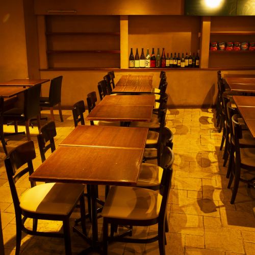 ゆったりと寛げる、テーブル席中心の和ビストロ空間。店内はテーブル席を中心に構成され、ゆったりとした配置が大人の時間を心地よく演出します。温もりある木の質感と柔らかな照明が、都会にいながらもどこか安らぎを感じさせる空間です。