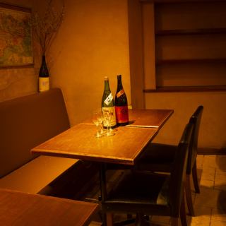 新宿の喧騒を少し離れた場所に佇む和ビストロ。店内は落ち着いた照明と木の温もりが心地よく調和し、都会の夜にゆったりとした時間をもたらします。主役は、ゆとりを持って配置されたテーブル席。隣席との距離も程よく、自然と会話が弾む穏やかな空気が流れます。