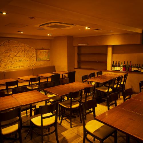 会社の宴会や謝恩会、歓送迎会、同窓会など、さまざまなシーンにふさわしい落ち着いた雰囲気。グループごとのテーブル配置にも柔軟に対応できるため、人数に合わせた宴席づくりが可能です。