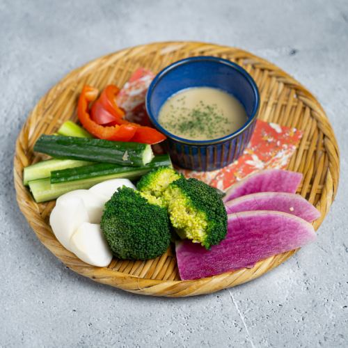 灯りと料理が調和する、新宿三丁目の大人空間。