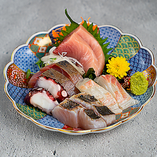  市場直送の新鮮な海の幸！彩り豊かなお刺身盛り合わせは必食。