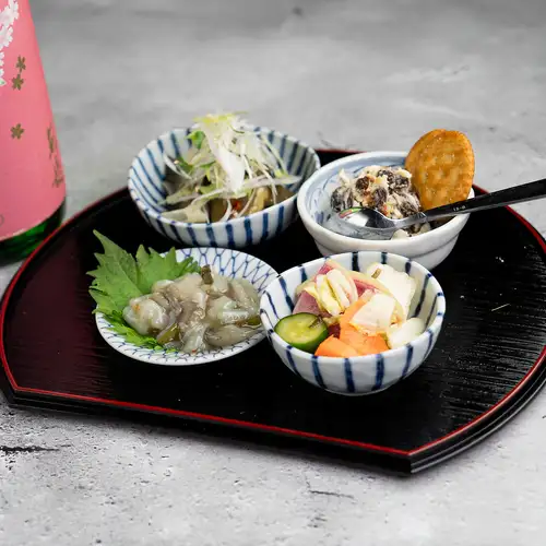季節のおばんざいと酒肴を少しずつ楽しめる前菜盛り。落ち着いた大人の食事のはじまりにおすすめです。