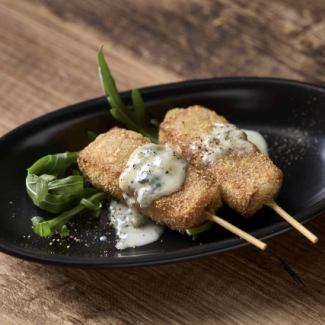 レバーケーゼハムカツ串揚げ（２本） / fried leberkase sticks with gorgonzola sauce