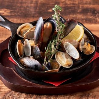 ムール貝とアサリのヴァイツェンアヒージョ / mussels and clams weizen ajillo
