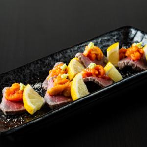 Beef tataki topped with sea urchin