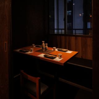 和モダンで落ち着いた雰囲気の扉付き完全個室2名様～大人数様のお席もご用意しております。接待や合コン、女子会や誕生日会などにもピッタリな完全個室です！新橋駅周辺でタバコが吸えて絶品海鮮料理をお楽しみいただけます！日本酒や焼酎も多数ご用意がございますので、自分好みの組み合わせを見つけてみてください！