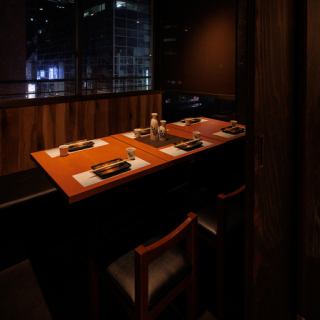 .和のテイストをあしらった大人な雰囲気の当店は、2名様から団体様まで使える扉付きの窓際完全個室を完備！個室では紙タバコも喫煙可能となっております。個室でゆったりと特別なひと時をお過ごしいただけます。デートや接待、飲み会などにぜひ。貸切やご宴会などにおすすめのコースは3～70名様まで対応可能です。
