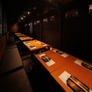 新橋でのご宴会や各種ご会合に最適な、最大22名様までご利用可能な団体個室をご用意。ゆったりとした空間で、会社宴会、歓送迎会、同窓会、打ち上げなど幅広いシーンに対応可能です。完全個室のため、周囲を気にせずプライベート感を確保された空間が大人気。ご予算や人数に応じたコースのご相談もお気軽にどうぞ。