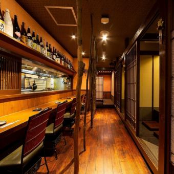 木の温もりを感じるスタイリッシュなカウンター席は、しっとりと落ち着いた大人の空間。おしゃれな雰囲気の中で、デートや一人飲みにも最適です。