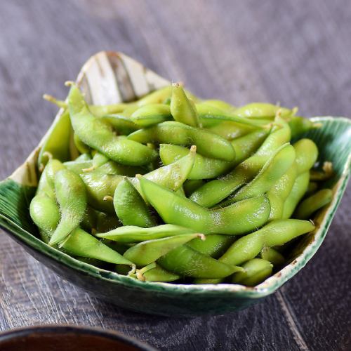 Boiled green soybeans in salt