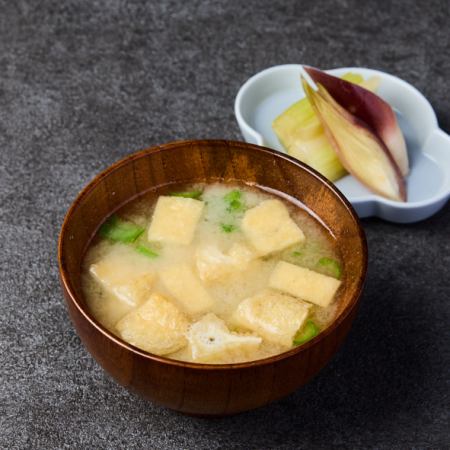味噌汁と漬物