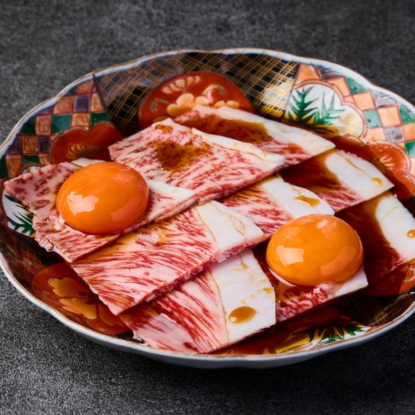 『和牛のイチボユッケ』など、お肉料理もおすすめです。グルテンフリーの特製タレでどうぞ。