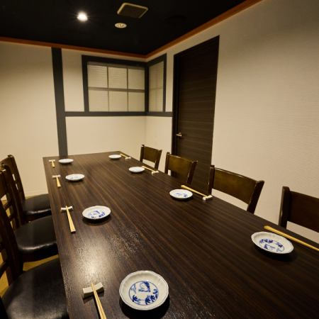5名様よりご利用いただける完全個室席。当店唯一の”完全個室”ですご予約でお早めにお席をご指定ください。周りを気にせずにお過ごし頂けます。宴会・飲み会・女子会に◎皆さんだけで個室空間をお楽しみいただけます。美味しいご飯と、お酒で満足いくひと時をご提供させていただきます。