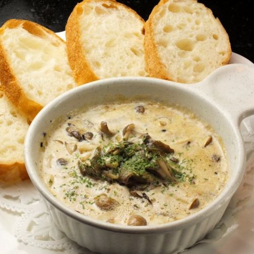 Boiled mushrooms in cream (with baguette)