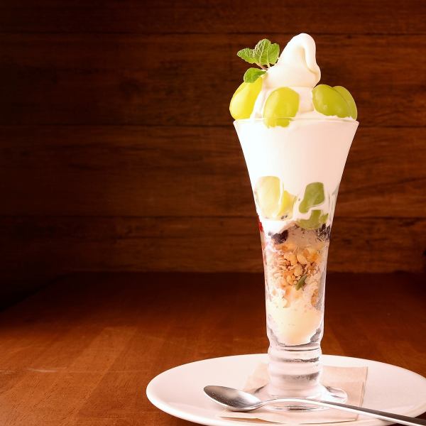 Enjoy a parfait made with special fruits at the store ♪