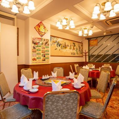 広々としたテーブル席なので、落ち着いて食事を楽しめます。中華街の活気ある風景を楽しみながらお食事をどうぞ♪リーズナブルな値段設定だから学生さんからご家族連れまで、安心してお食事を楽しめます！