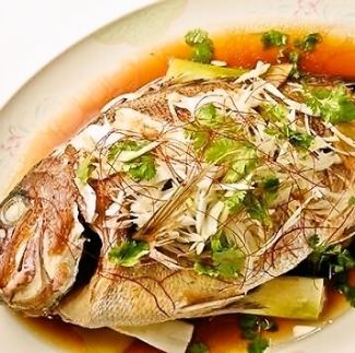 We serve sea bream simmered to customers who use the course with all-you-can-drink for 5000 yen or more for 8 people or more !!