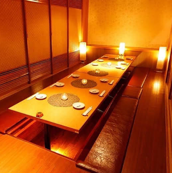 全席喫煙可能で個室完備しております！各種宴会でご利用いただける居酒屋です♪【個室を数多くご用意★】各人数に合わせてご利用いただけるよう個室のバリエーションを豊富にご用意しております！2～30名までそれぞれご利用いただけますので、デートやご家族・ご友人の集まりまで幅広くご利用下さい♪