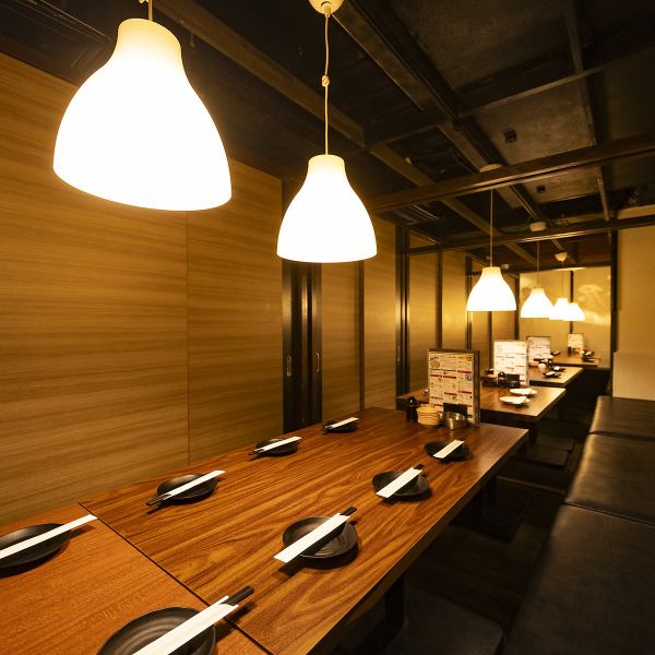 全席喫煙可能で個室完備しております！各種宴会でご利用いただける居酒屋です♪【個室を数多くご用意★】各人数に合わせてご利用いただけるよう個室のバリエーションを豊富にご用意しております！2～30名までそれぞれご利用いただけますので、デートやご家族・ご友人の集まりまで幅広くご利用下さい♪