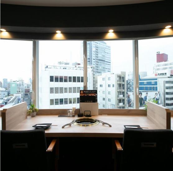 壁一面に弧を描くように広がる大きな窓が開放的な雰囲気を演出致します★
