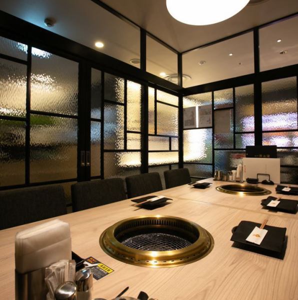 女子会、デート、会社宴会など個室は各種宴会に最適です。店内の一角に位置し6名様～8名様までご利用頂ける手頃な大きさの個室をご用意★周囲を気にせずコミュニケーションをお楽しみ頂けます。また、小さなお子様を連れてのランチママ会にも最適。是非お気軽にご利用下さい。