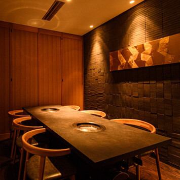 2名様～12名様対応可能な大小個室をご用意しております。全席個室のシックで落ち着いた空間は、デートや接待・会食にも最適です。お客様がくつろいでいただけるよう、プライベートな空間を提供しております。