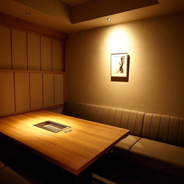 2名様～12名様対応可能な大小個室をご用意しております。全席個室のシックで落ち着いた空間は、デートや接待・会食にも最適です。お客様がくつろいでいただけるよう、プライベートな空間を提供しております。