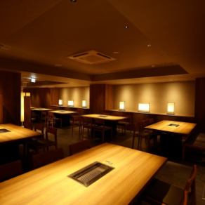 明るい照明が照らす落ち着いた空間。オープンスペースには6名様用のテーブル席がございますので、ちょっとしたお集まりや宴会にもご利用いただけます◎当店自慢の絶品お肉をたっぷり堪能し、至福のひとときをお過ごしください☆