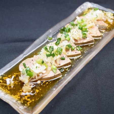 低温調理した朝〆レバーの「レバ刺し」