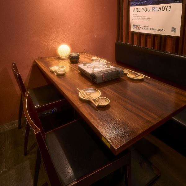 テーブル席を中心に、カジュアルで落ち着いた雰囲気。2～6名など少人数でのプライベート飲み会にもぴったりです。掘り炬燵、ソファー席、テーブル席色々なシーンでご利用可能！落ち着いた大人の雰囲気なのでゆっくり宴会・飲み会・お食事をお楽しみいただけます。