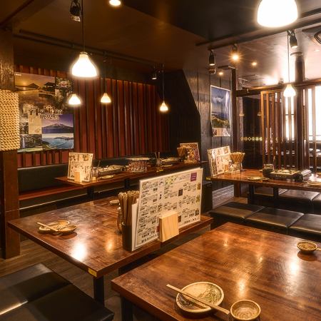２階のテーブル席。同窓会や各種宴会などにもOK！少人数様から大人数様まで大歓迎！ガラス張りの個室席は4名様～20名様までご利用いただけます。貸切宴会も承っておりますので、ぜひご利用ください♪誕生日・記念日のお祝いにご来店いただく方も増えています！宴会に嬉しいお得な飲み放題付きも多数ご用意しております☆