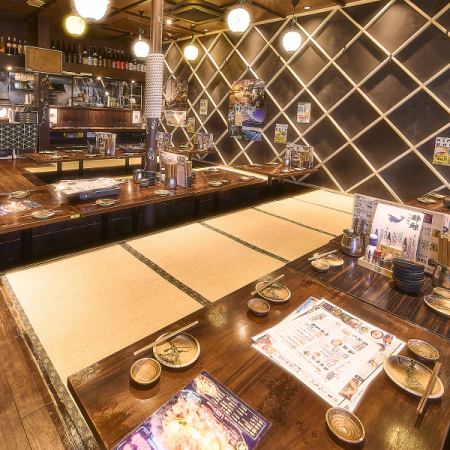 門前仲町木村屋の１階の掘り炬燵。お靴を脱いでゆったりお寛ぎいただける掘りごたつタイプのお席は大変人気がございます。鍋をつつくのにもちょうど！生ビール付の宴会コースございます♪旬の食材を使った博多料理をご堪能ください。料理と相性抜群の銘柄焼酎や日本酒も多数取り揃えております！