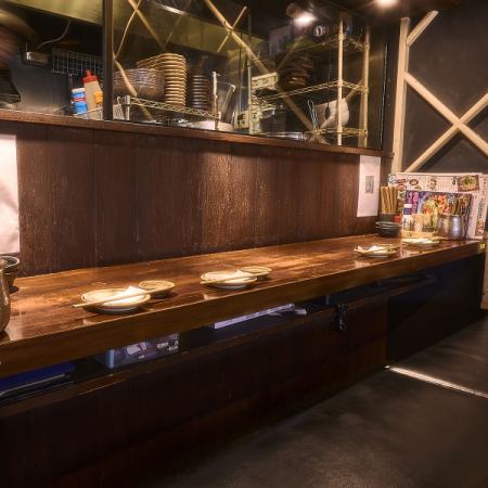職人が目の前で料理するカウンター席。デートにもご利用いただけます。ご予約はお早めに。無制限飲み放題&全100種食べ放題が復活記念で3980円と特別価格でご提供！好きなだけ食べて飲んでお楽しみください！2時間豚しゃぶ食べ飲み放題は2980円でのご案内です◎