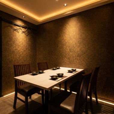 【4名様個室】大人っぽいラグジュアリーな空間をお届け。ゆったりと時間を過ごすのに最適です。ちょっとした少人数宴会や女子会などに最適です！ご利用の際は事前のご予約をおすすめ致します。