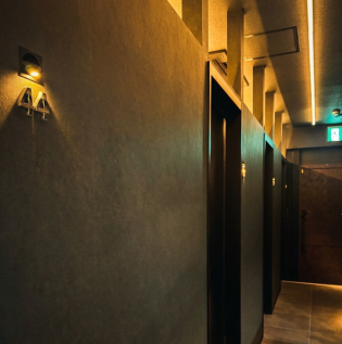 2~4名様×2席、最大8名様でのご利用が可能です。