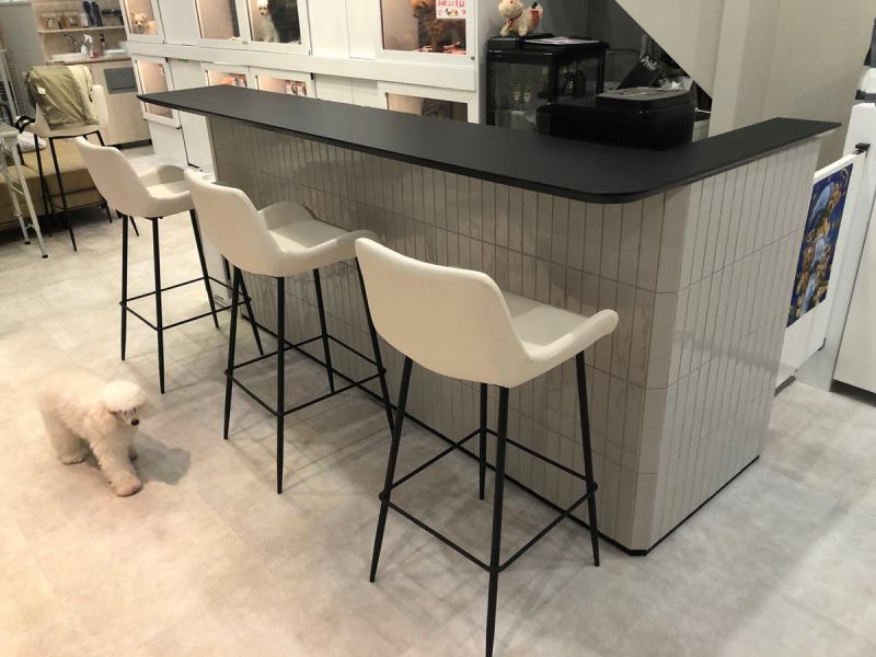 ペットショップに併設されたカフェでは、ゆったりとした空間でお食事やカフェタイムをお楽しみいただけます。お一人でのんびりと過ごしたいときも、ご家族やご友人とのお出かけにもぴったりの場所です。店内はペット同伴OKとなっており、大切な家族の一員であるワンちゃんと一緒に、特別なひとときをお過ごしいただけます。