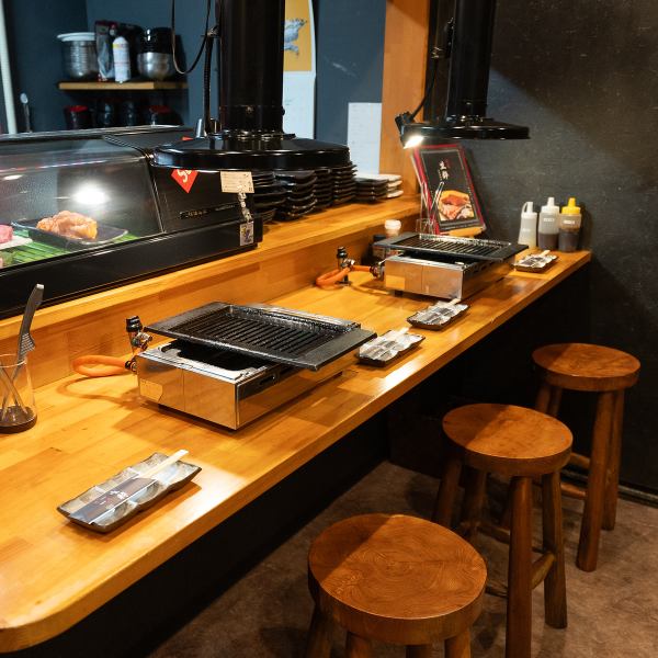 ガッツリ食べたい方はもちろん、2軒目、3軒目など飲んだ後のシメにも◎他店にない品揃えで炙りメニューや厳選した黒毛和牛をお楽しみいただけます。シックにまとまった落ち着いた店内◎カウンター席はお一人様はもちろんご友人やデート利用でもご利用ください♪