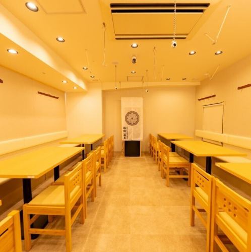 【白を基調とした明るい綺麗な店内】お電話でご相談ください。【仙台/居酒屋/個室/焼き鳥/牛たん/飲み放題/せり鍋/和食/日本酒/女子会/記念日/誕生日/二次会/宴会/鍋/歓迎会/送別会/歓送迎会】