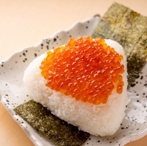 大飯糰配鮭魚籽