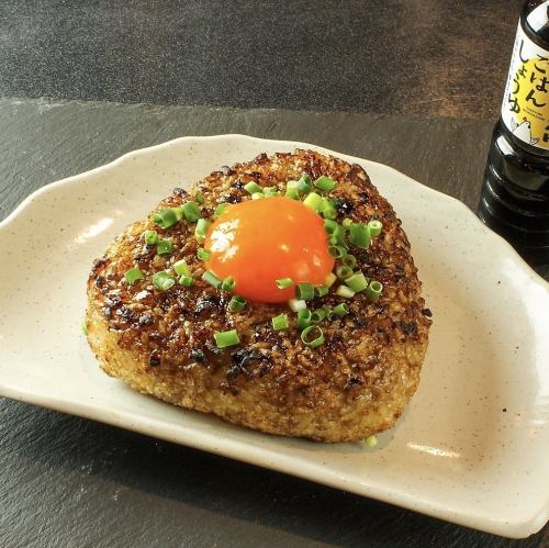 巨大的烤飯糰，可欣賞月光