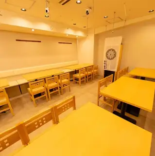 【白を基調とした明るい綺麗な店内】お電話でご相談ください。【仙台/居酒屋/個室/焼き鳥/牛たん/飲み放題/せり鍋/和食/日本酒/女子会/記念日/誕生日/二次会/宴会/鍋/歓迎会/送別会/歓送迎会】