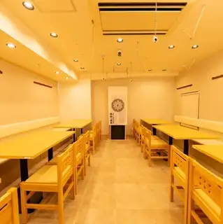 【白を基調とした明るい綺麗な店内】【仙台/居酒屋/カウンター/焼き鳥/牛たん/飲み放題/和食/日本酒/女子会/記念日/誕生日/二次会/宴会/歓迎会/】